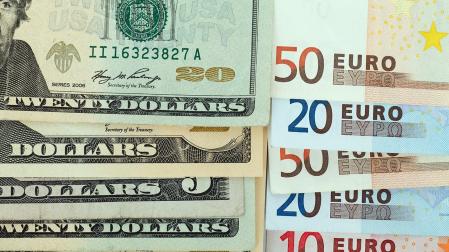 Billetes de euro y dólar