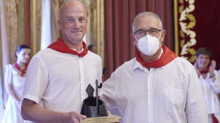 El ganador de la XX edición del concurso de fuego de 2019, Miguel Ángel Beltrá, recibe el galardón de manos de Enrique Maya