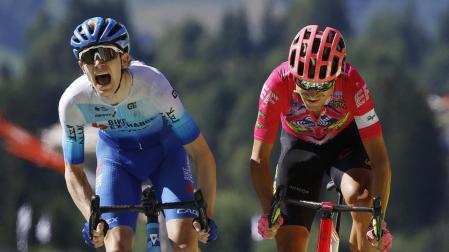 Nicholas Schultz, a la izquierda, y Magnus Cort Nielsen, a la derecha, en el esprint de la décima etapa