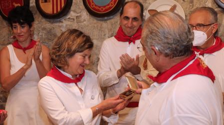Miki Ayestarán Domínguez le entrega el Gallico de Oro a Pilar García Granero.