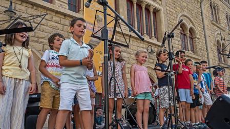 Uno de los grupos de la escuela de música de Estella, durante el concierto de fin de curso en la plaza de la Coronación