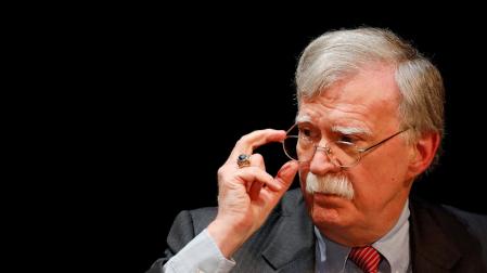 John Bolton ajusta sus gafas en una foto de 2020