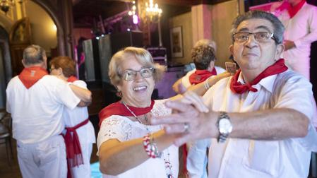 Isabel Plazas Hernández y Javier Díaz Marín, un matrimonio que todos los días abre la pista de baile de la Alpargata.