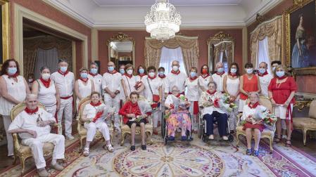 Foto de familia tras el homenaje a las centenarias en el Ayuntamiento de Pamplona