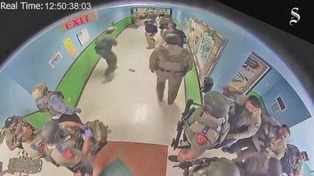 Más de una hora, 77 minutos de terror. Este es el tiempo que la policía tardó en intervenir para detener al agresor de la escuela de Uvalde, en Texas, en la que murieron 19 niños y 2 maestras