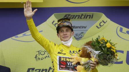 El danés del Jumbo Jonas Vingegaard celebra el maillot amarillo tras imponerse en la cima del Granon tras arrebatar el amarillo a Pogacar