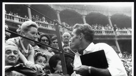 Deborah Kerr saluda a Charlton Heston en la plaza de toros de Pamplona durante las fiestas de 1963