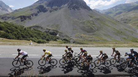 Pogacar al frente del pelotón durante la etapa del 13 de julio