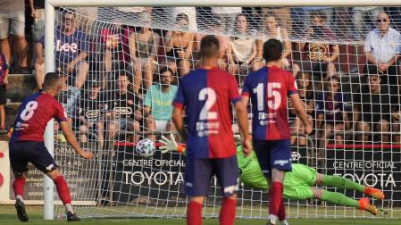 El jugador del UE Olot, Amagat (i), bate desde el punto de penalti al guardameta alemán del FC Barcelona, Ter Stegen