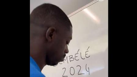 Ousmane Dembélé durante el vídeo de su renovación con el Barça