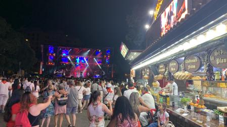El ambiente después de los fuegos de la verbena del parque de Antoniutti de Pamplona