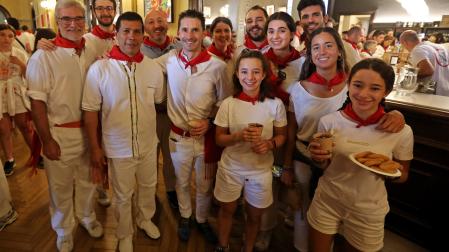Por la izquierda, delante: Fermín Sagaseta de Ilúrdoz, Sergio Saucedo Villanueva, Eduardo Azanza, Sofía Azanza Heras, Lucía Azanza Heras, María Echávarri Iriarte, Elena Presencio Rodríguez. Detrás, Alfonso Urrizburu, Javier López Ferrer, Natalia Armendáriz e Izaguirre, Borja Tourón Porto y Pablo Barragán Azagra.