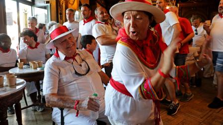 El matrimonio de Orlando (EE UU) formado por Timothy y Bertha Randolph, llamó la atenció ayer en el baile de la Alpargata