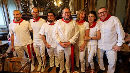 Por la izda: Miguel Tazón. Iván Gaza, José Luis Neyro, Víctor Sánchez (director Tres Reyes Pamplona), Maite Álava (directora Tres Reyes San Sebastián); Isabel Díaz y Tomás García (maître del Tres Reyes Pamplona).