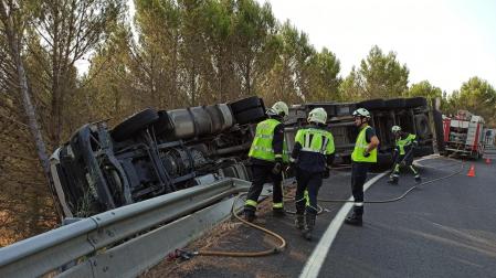 Salida de vía de camión en la  AP 15 a N121 Pueyo