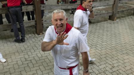 Jesús Bariáin saluda a unos fotógrafos, minutos antes del encierro de Miura, el último de su carrera profesional.