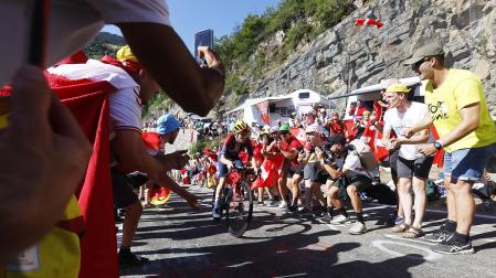 El británico Thomas Pidcock durante el ascenso al mítico Alpe D'Huez