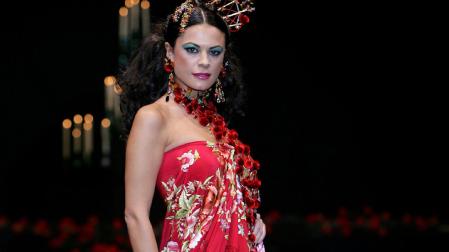 Una modelo posa con un mantón de Manila