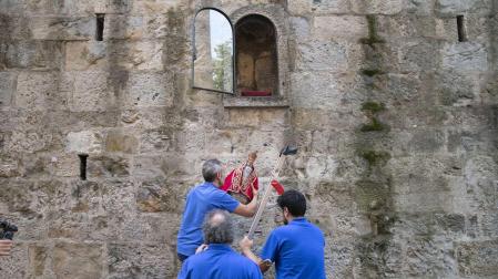 Personal del Ayuntamiento de Pamplona ha vuelto a colocar la réplica del santo en el espacio que ocupa en la muralla