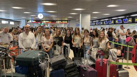 Las estudiantes partieron el jueves del aeropuerto de Barajas con 400 kilos de material para llevar a cabo el proyecto.