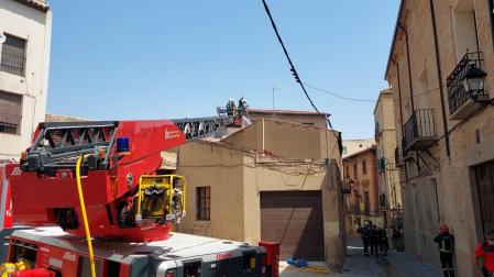 Un camión de bomberos sofoca las llamas del incendio de la vivienda de Tudela