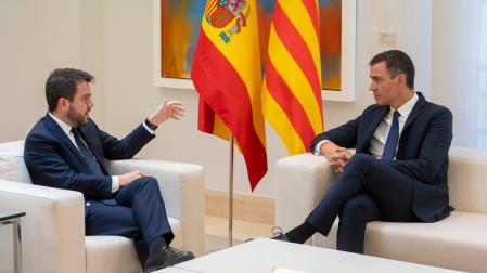 El presidente del Gobierno, Pedro Sánchez (d), y el de la Generalitat, Pere Aragonés, durante una reunión, en La Moncloa,