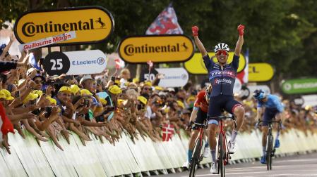 El danés Mads Pedersen celebra la victoria tras cruzar en primer lugar la meta de St. Etienne