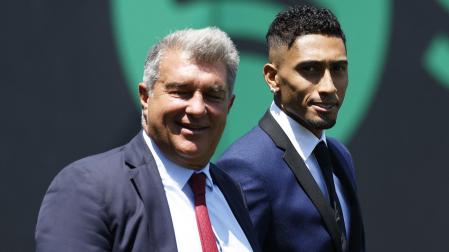 Joan Laporta junto a Raphinha durante la presentación del brasileño como nuevo jugador culé