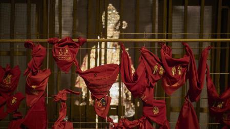 Varias personas dejan su pañuelo en la puerta de la capilla de San fermín en la parroquia de San Lorenzo para despedir los Sanfermines 2022