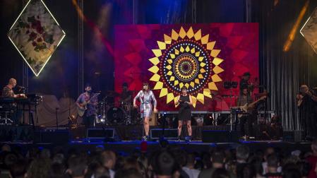 Rozalén, ante el público asistente, durante el concierto que protagonizó en el festival de música de Tudela