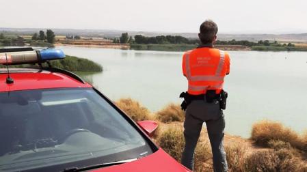 Un agente de la Policía Foral junto al lugar de los hechos