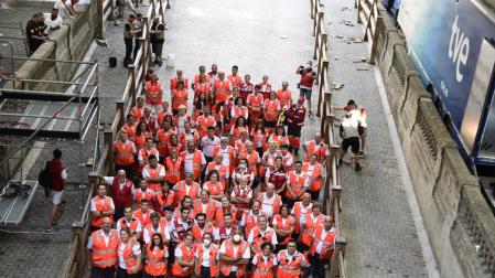 Los miembros de Cruz Roja que han participado en el dispositivo sanferminero, en una foto de familia en el callejón de la plaza de toros
