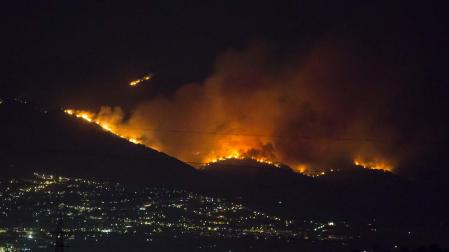 Vista nocturna del incendio declarado en el paraje El Higuerón de Mijas (Málaga)