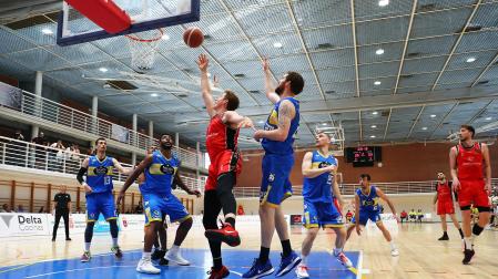 Tiro de Tate Hoffman durante un partido con el Basket Navarra