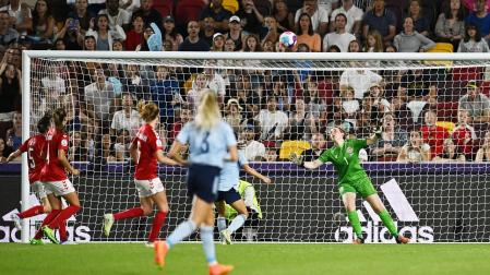 La meta Christensen observa la parábola del cabezazo de Marta Cardona antes de que se convierta en el 0-1