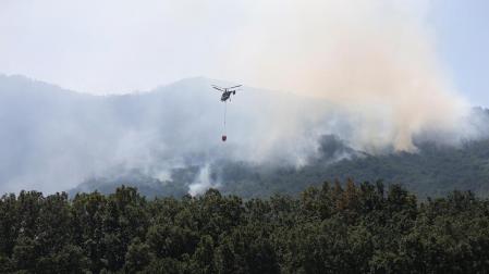 Labores de extinción del fuego en el Valle del Jerte, este domingo