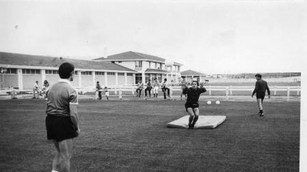 Esta fotografía se tomó el primer día de entrenamiento en Tajonar, el 19 de julio de 1982. El recientemente fallecido, Javier Aguirre, lanza un balón al guardameta Barandica.
