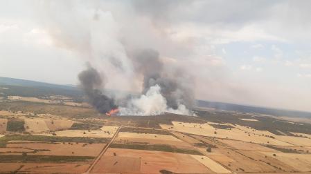 Imágenes de las llamas del incendio de Losaico, en Zamora, donde colaboraba el brigadista fallecido