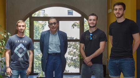 Parte de los estudiantes que participaron en la estancia, junto con el profesor Javier Faulín, en la UPNA. De izda. a dcha., Borja Chocarro de Erauso, Javier Faulín, Julen Otxoa Bueno y Alejandro Aldunate Cía.