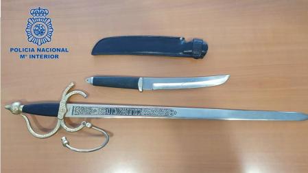 La espada y el cuchillo intervenidos por la Policía Nacional al arrestado