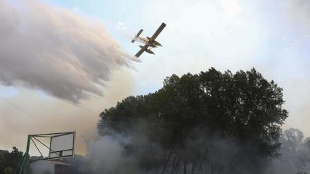 Un hidroavión trabaja en las labores de extinción del incendio forestal registrado en la comarca de Tábara (Zamora)