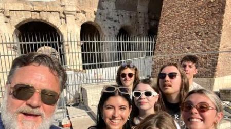 Russel Crowe, junto a su familia, en la fotografía que ha publicado en Twitter
