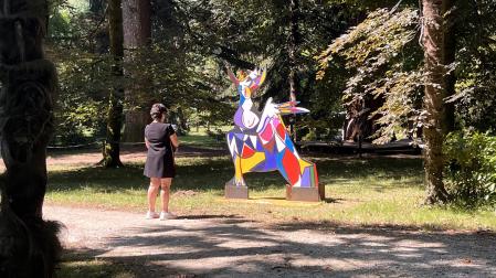 Las instalaciones de la serie Un bosque de Mikel Belascoain, llenas de color, se encuentran dispersas por distintos caminos del jardín del Señorío de Bertiz.
