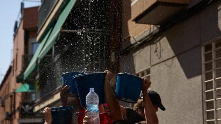 Lanzamiento de agua desde los balcones en una fiesta de agua celebrada estos días en Vallecas (Madrid)