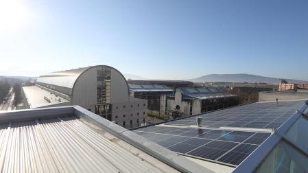 Placas solares instaladas en uno de los tejados del Aulario, en el campus de Arrosadía