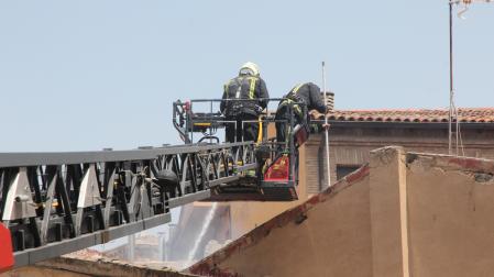 Bomberos trabajan en la extinción del incendio.