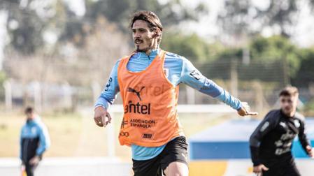 Edinson Cavani entrenando con Uruguay