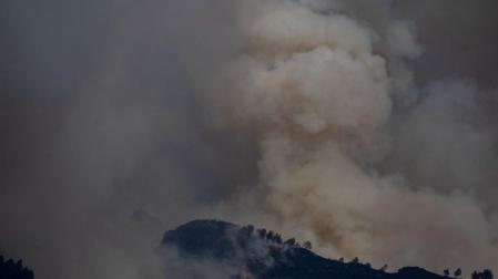 Una gran nube de humo inunda el cielo en O Courel, este martes en Lugo