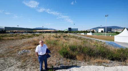 Luis Sabalza, presidente de Osasuna, posa delante de los campos donde se van a construir terrenos de juego de hierba natural y un pequeño estadio