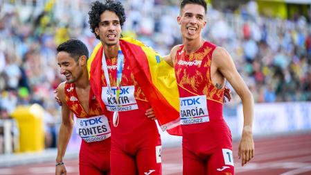 Katir, con su medalla, rodeado por Ignacio Fontes y Mario García